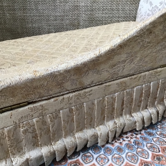 Vintage Small Jewelry Music Box - Picture 9 of 16